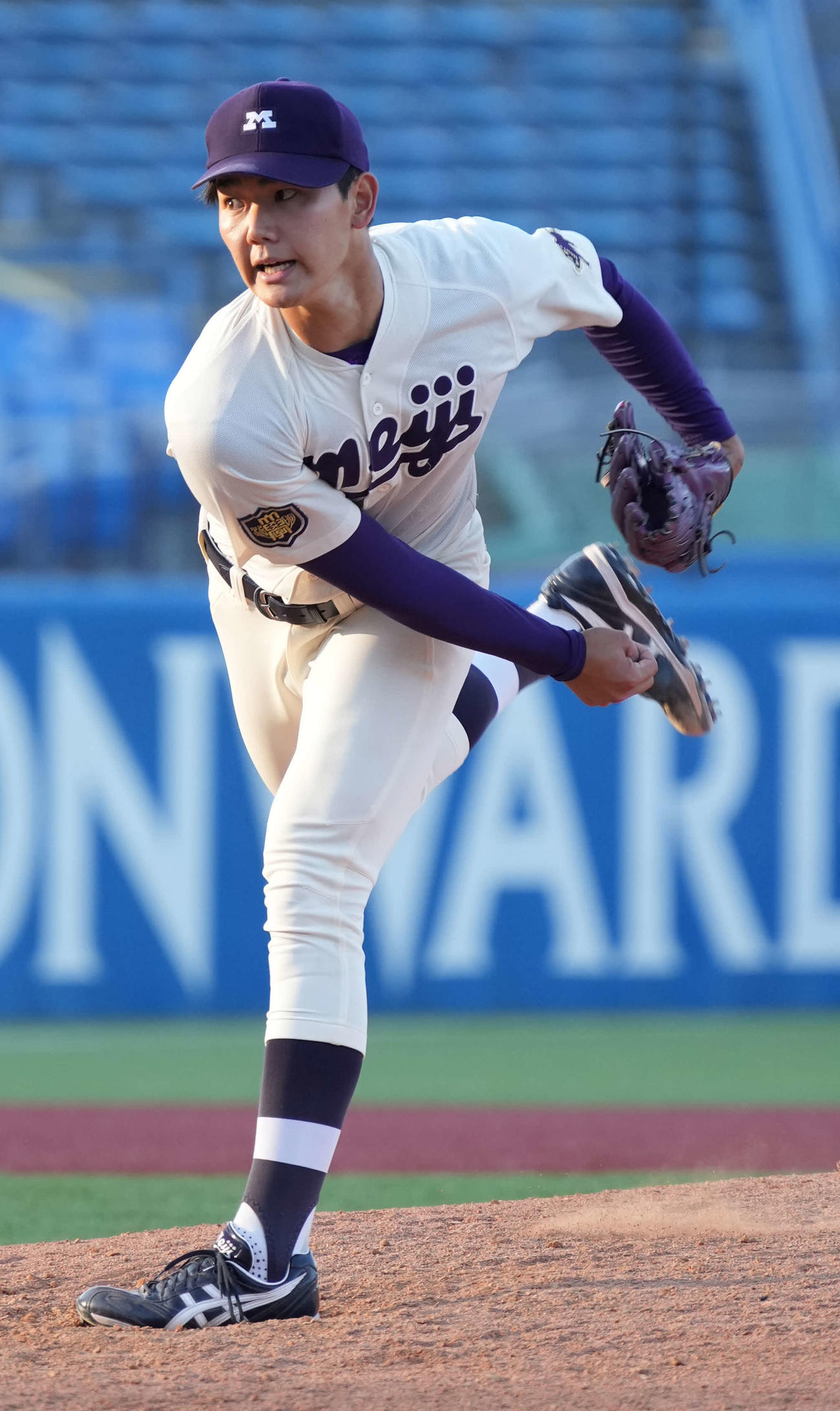 立大対明大　明大3番手で登板した浅利（撮影・小沢裕）
