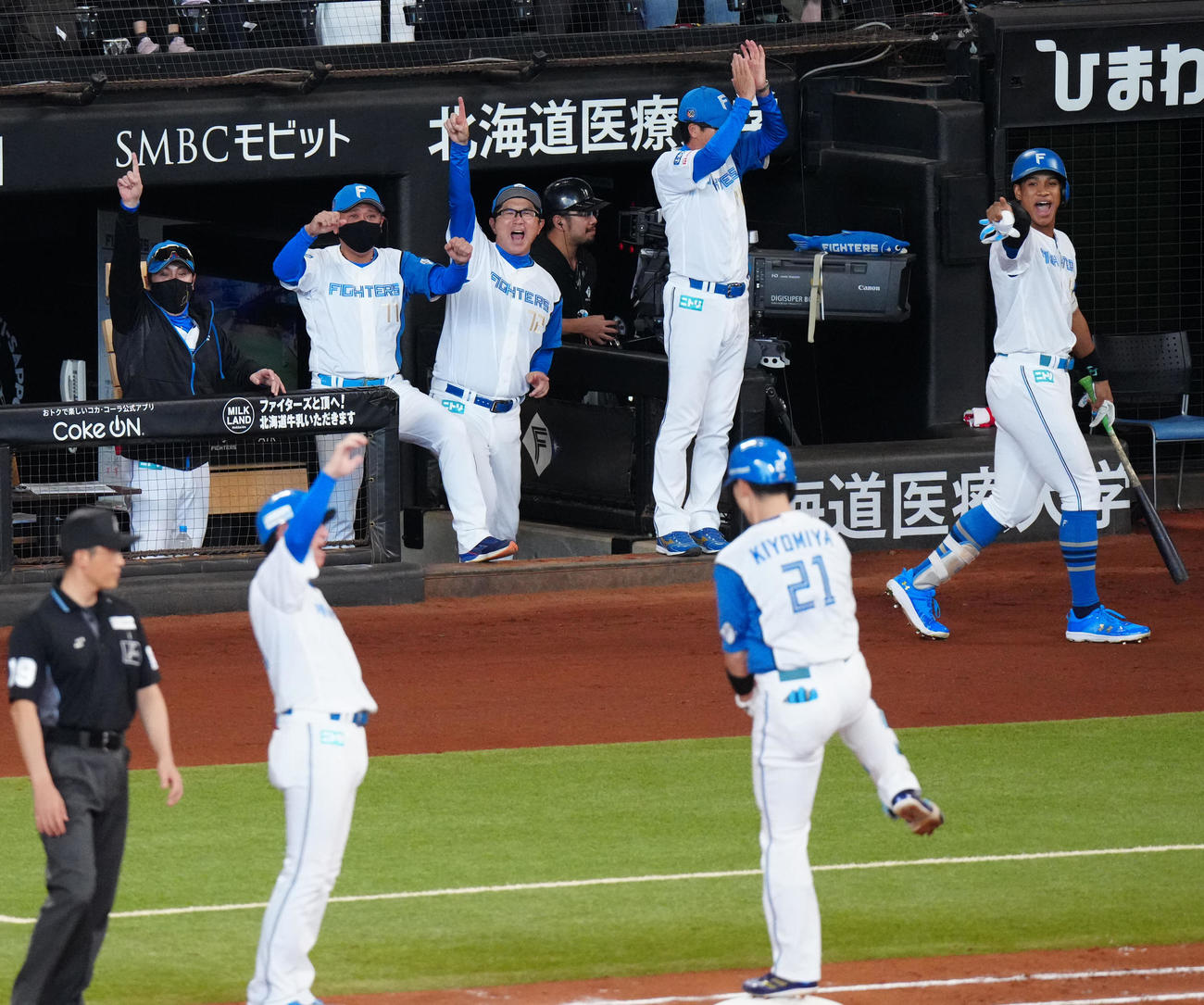 日本ハム対ロッテ　3回裏日本ハム2死二、三塁、2点適時打を放った清宮（手前右）を祝福する新庄監督（左端）（撮影・江口和貴）