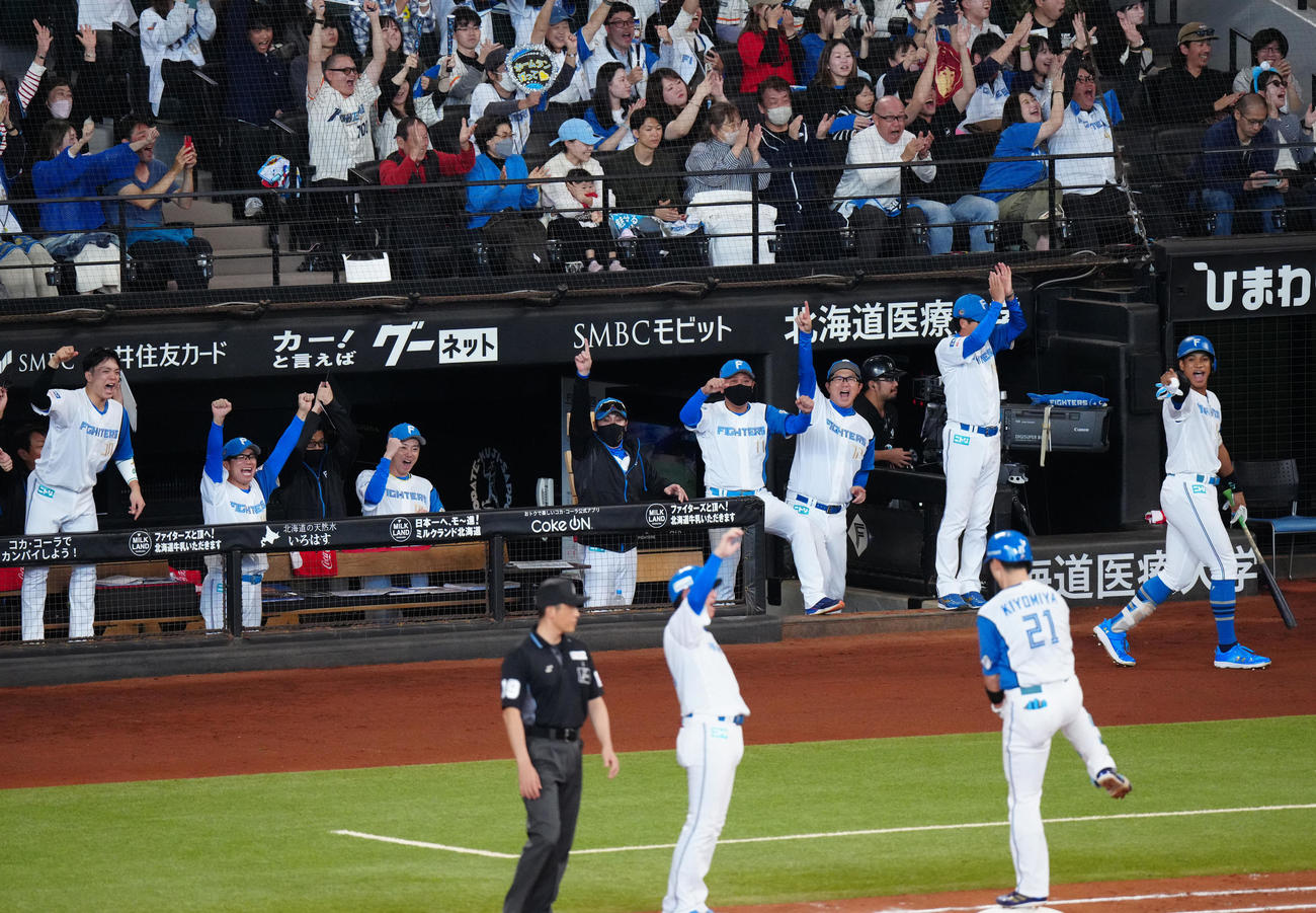 日本ハム対ロッテ　3回裏日本ハム2死二、三塁、2点適時打を放った清宮（手前右）を祝福する新庄監督（中央）ら（撮影・江口和貴）