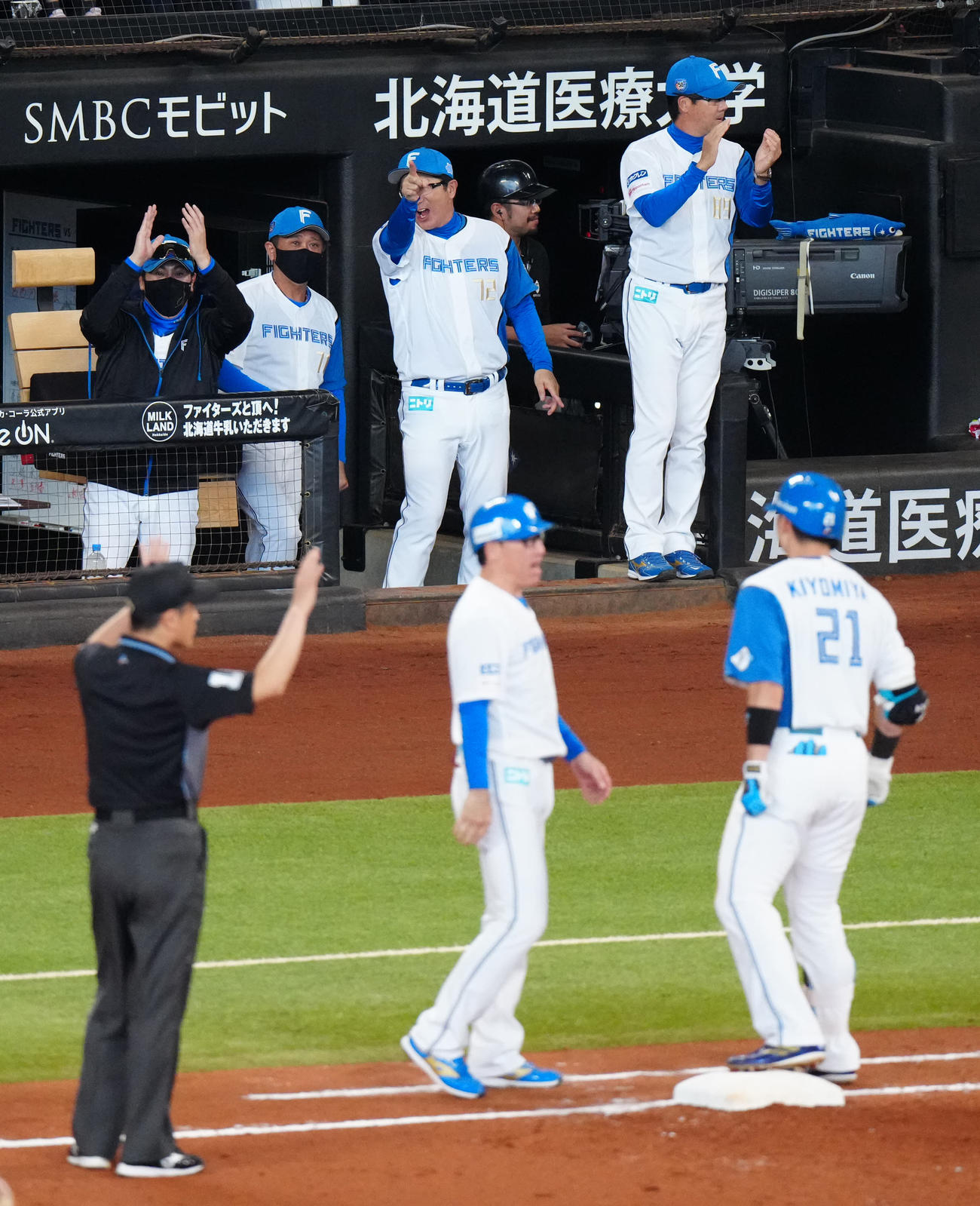 日本ハム対ロッテ　3回裏日本ハム2死二、三塁、2点適時打を放った清宮（手前右）を祝福する新庄監督（後方左）（撮影・江口和貴）