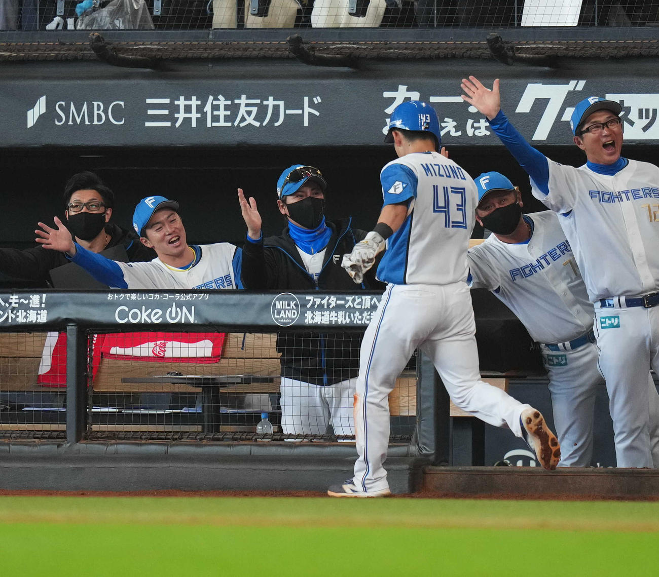 日本ハム対ロッテ　3回裏日本ハム2死二、三塁、清宮の2点適時打で生還した水野（手前右）を迎える新庄監督（中央）（撮影・狩俣裕三）