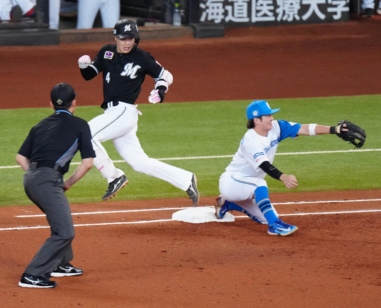 日本ハム対ロッテ　2回表ロッテ1死一、三塁、先制のスクイズを成功させ安打とする友杉（中央）（撮影・江口和貴）
