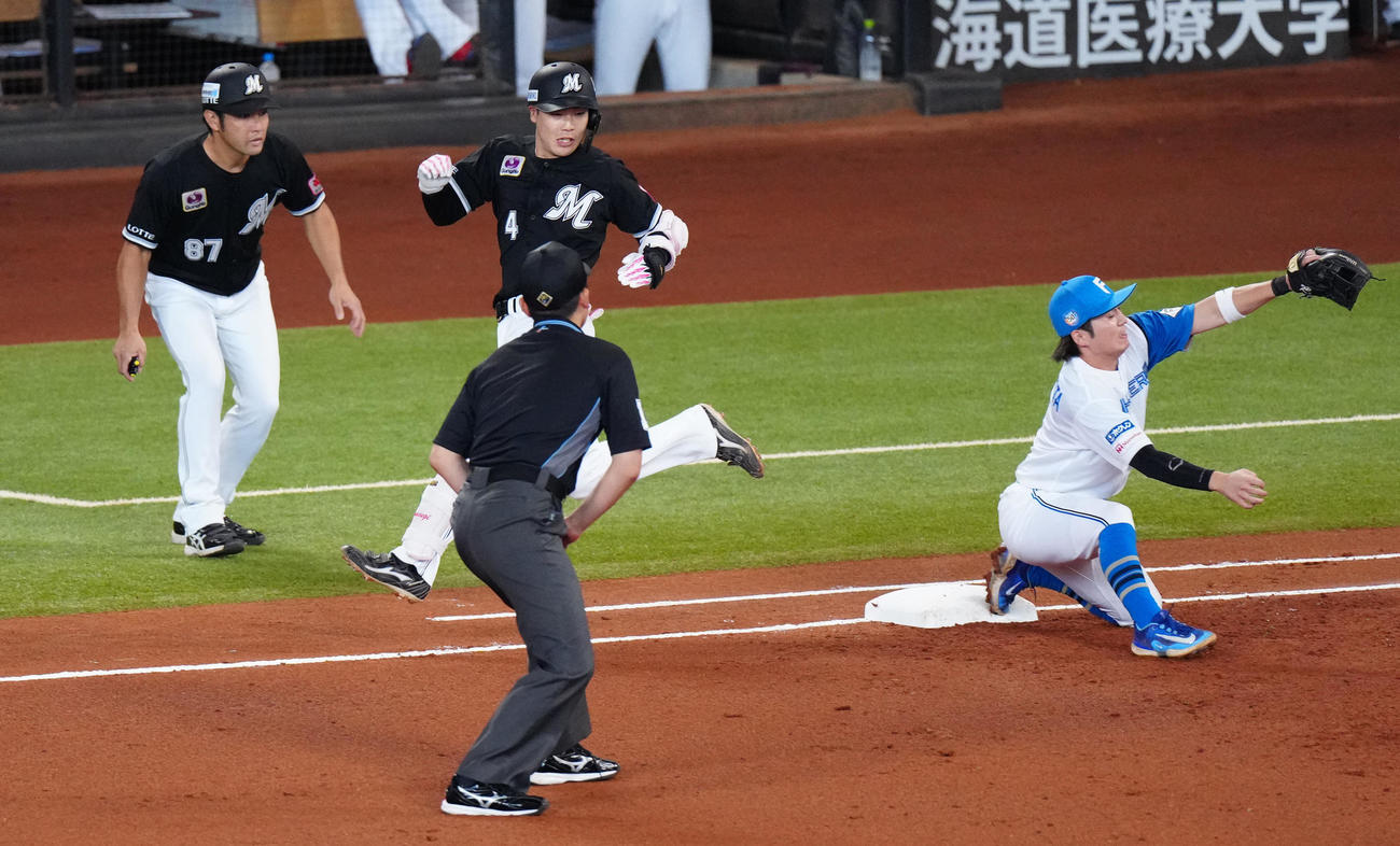 日本ハム対ロッテ　2回表ロッテ1死一、三塁、先制のスクイズを成功させ安打とする友杉（中央）（撮影・江口和貴）