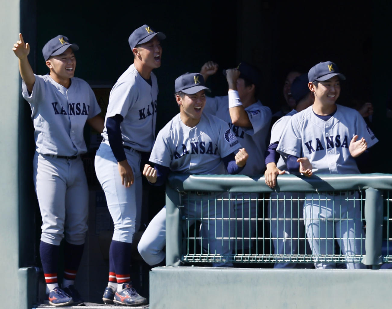 関学大対関大　2回裏関大2死一、二塁、森内の2点適時二塁打に、ベンチでガッツポーズをする金丸（左から3人目）（撮影・藤尾明華）