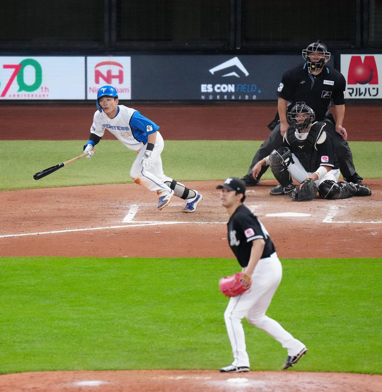 日本ハム対ロッテ　7回裏日本ハム2死一、二塁、2点適時三塁打を放つ水野。投手種市（撮影・江口和貴）