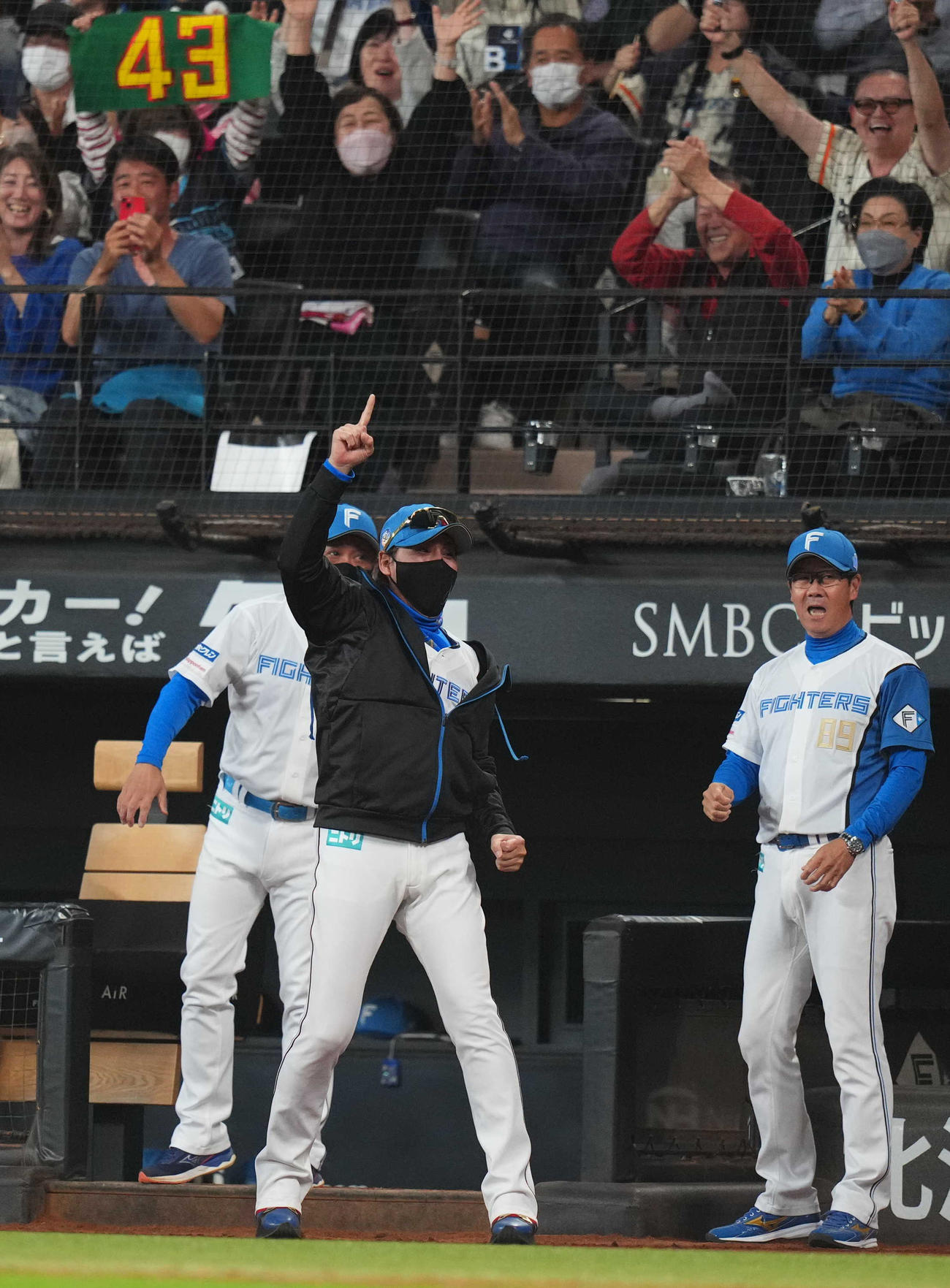 日本ハム対ロッテ　7回裏日本ハム2死一、二塁、2点適時三塁打を放った水野に向かってイチバンポーズで喜ぶ新庄監督（撮影・狩俣裕三）