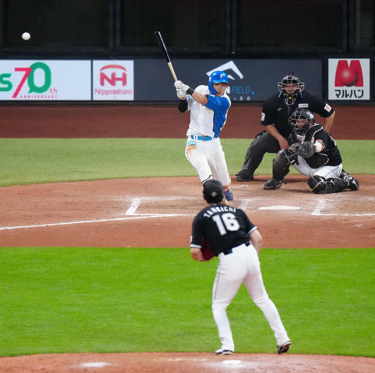日本ハム対ロッテ　7回裏日本ハム2死一、二塁、2点適時三塁打を放つ水野。投手種市（撮影・江口和貴）