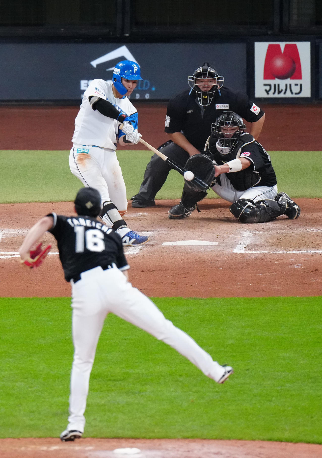 日本ハム対ロッテ　7回裏日本ハム2死一、二塁、2点適時三塁打を放つ水野。投手種市（撮影・江口和貴）