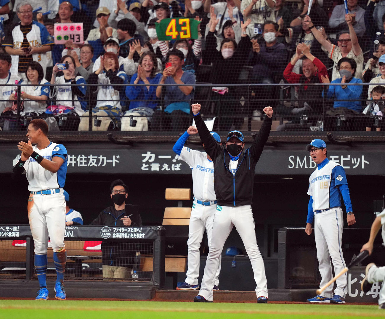 日本ハム対ロッテ　7回裏日本ハム2死一、二塁、2点適時三塁打を放った水野に向かってガッツポーズで喜ぶ新庄監督（撮影・狩俣裕三）