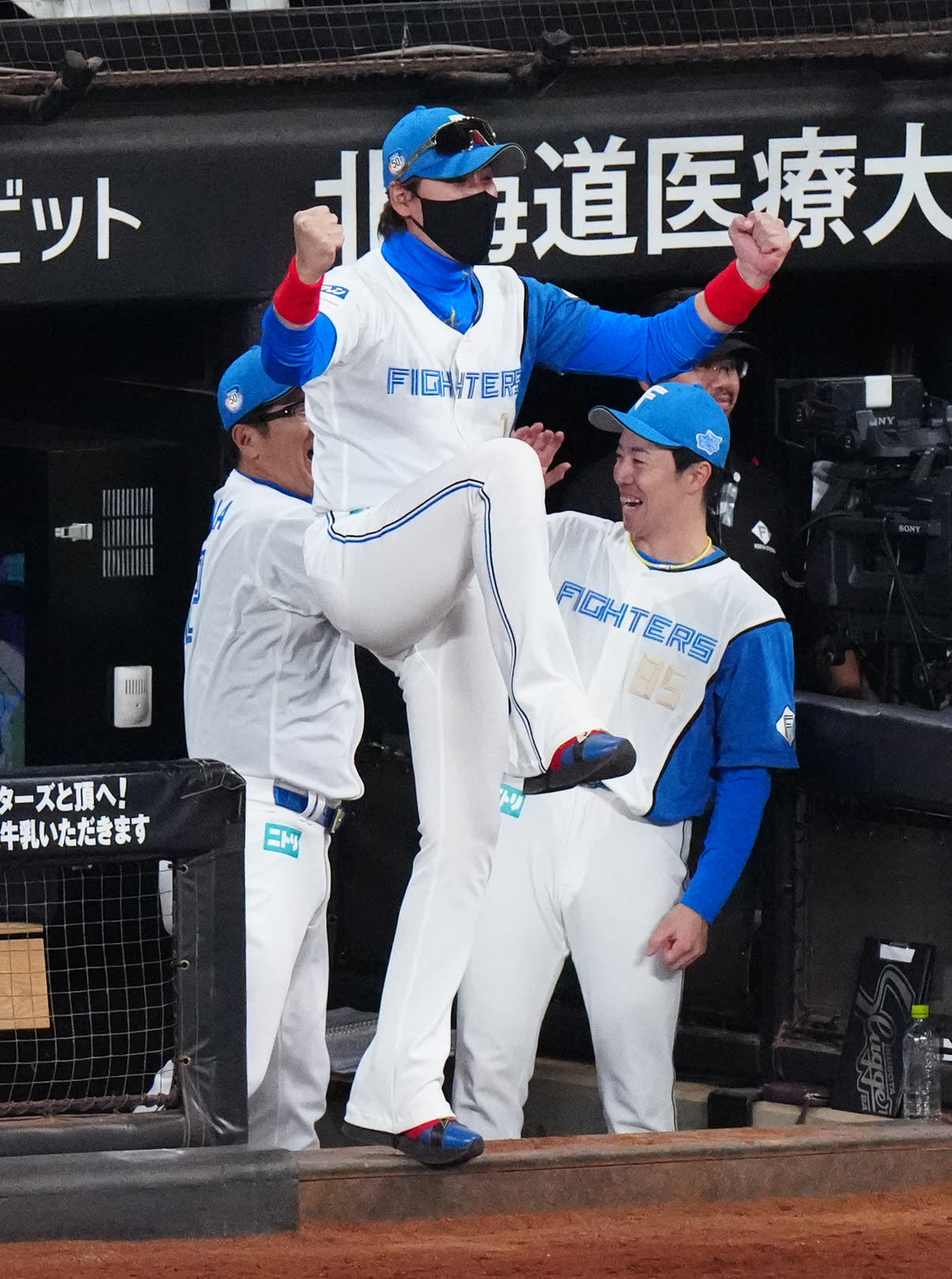 日本ハム対ロッテ　ロッテに勝利しガッツポーズを見せる日本ハム新庄監督（撮影・江口和貴）