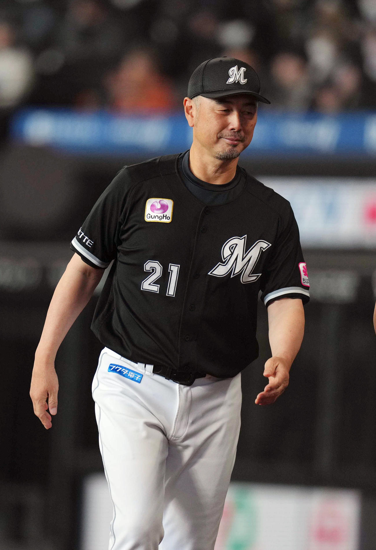 日本ハム対ロッテ　メンバー表確認を行った後、笑顔でベンチに戻る吉井監督（撮影・狩俣裕三）