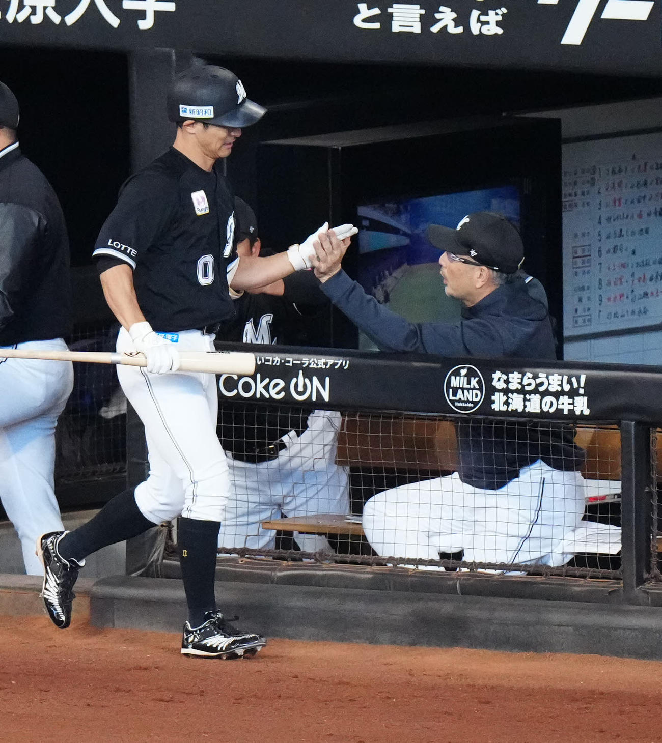 日本ハム対ロッテ　2回表ロッテ1死満塁、犠飛を放ち吉井監督（右）とタッチを交わす荻野（撮影・江口和貴）