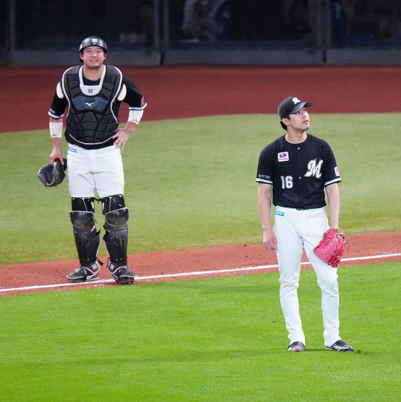 日本ハム対ロッテ　7回裏日本ハム無死一塁、郡司の送りバント処理で二塁へ悪送球した種市（右）（撮影・江口和貴）