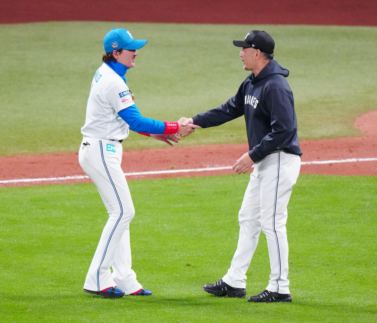 日本ハム対ロッテ　試合後、握手を交わす日本ハム新庄監督（左）とロッテ吉井監督（撮影・江口和貴）