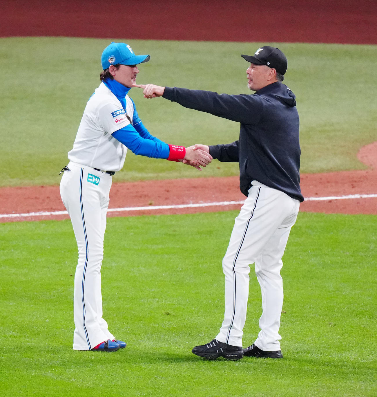 日本ハム対ロッテ　試合後、握手し言葉を交わす日本ハム新庄監督（左）とロッテ吉井監督（撮影・江口和貴）
