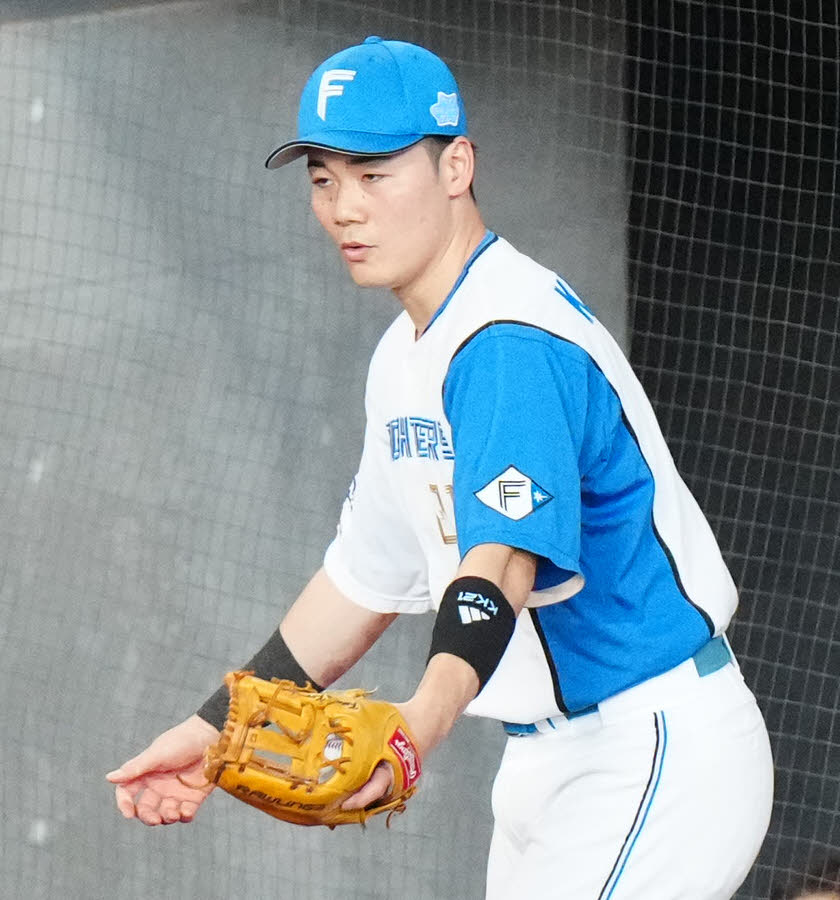 日本ハム対ロッテ　1回表ロッテ無死、邪飛となった荻野の打球を捕球した三塁手清宮（撮影・江口和貴）