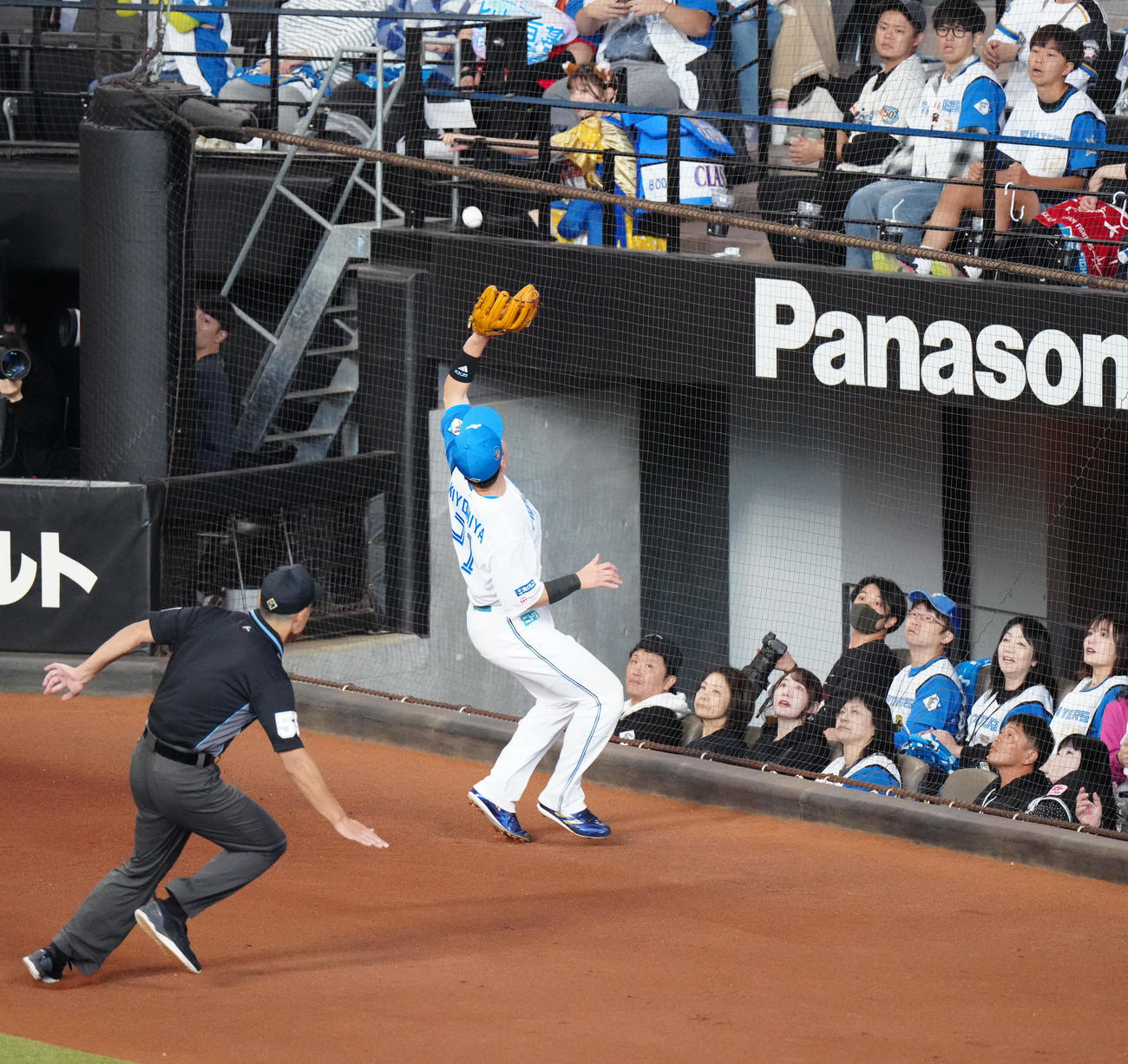 日本ハム対ロッテ　1回表ロッテ無死、邪飛となった荻野の打球を捕球する三塁手清宮（撮影・江口和貴）
