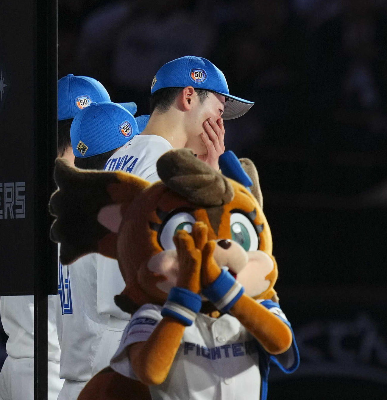 日本ハム対ロッテ　ヒーローインタビューで涙を流す清宮（撮影・狩俣裕三）