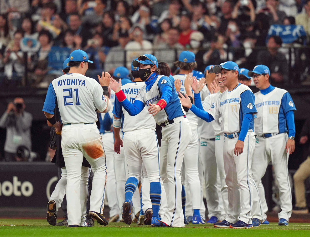 日本ハム対ロッテ　CSファイナル進出を決め、清宮（左）を迎える新庄監督（撮影・狩俣裕三）