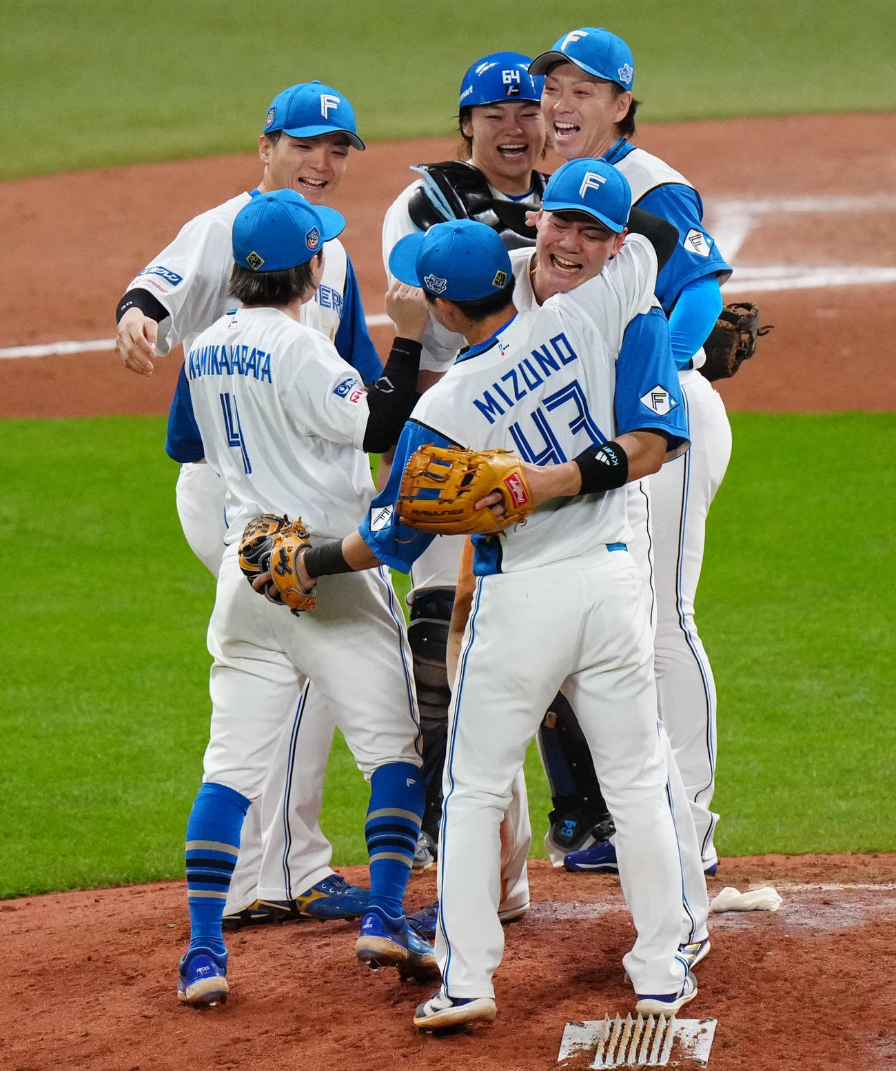 日本ハム対ロッテ　ロッテに勝利し日本ハム水野（手前）と抱き合う清宮（撮影・江口和貴）