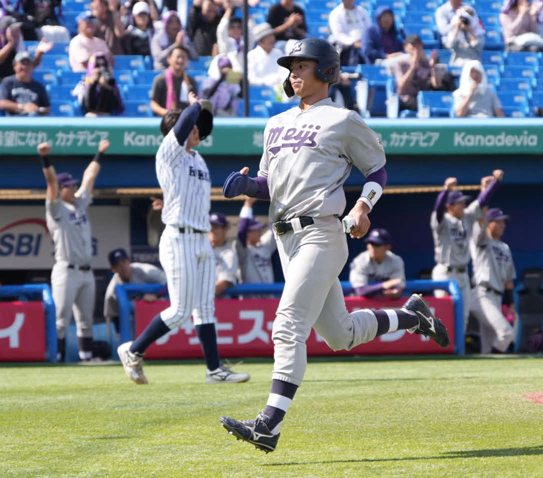 明大対立大　5回表明大2死一塁、一塁走者の宗山（中央）は小島河の中適時二塁打で生還する（撮影・小沢裕）