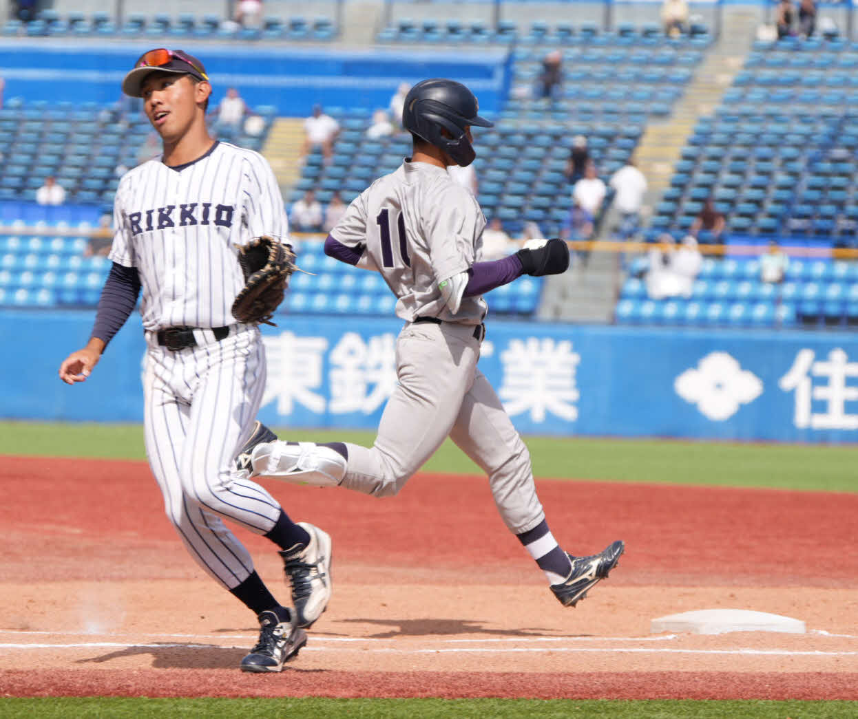 明大対立大　3回表明大2死三塁、宗山（右）は一ゴロに倒れる（撮影・小沢裕）