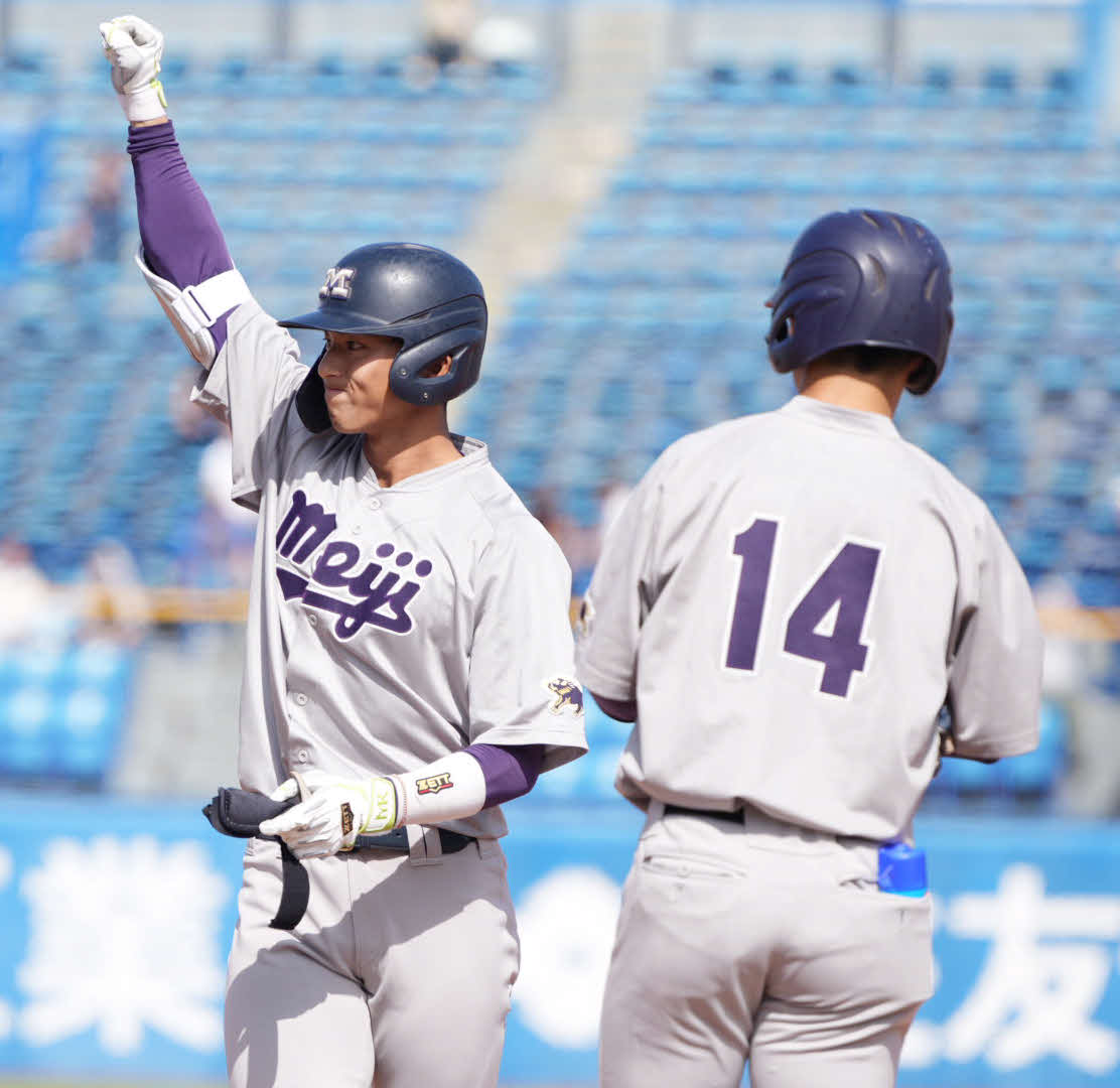 明大対立大　1回表明大2死、宗山は右前打を放ちベンチに向かってガッツポーズ（撮影・小沢裕）