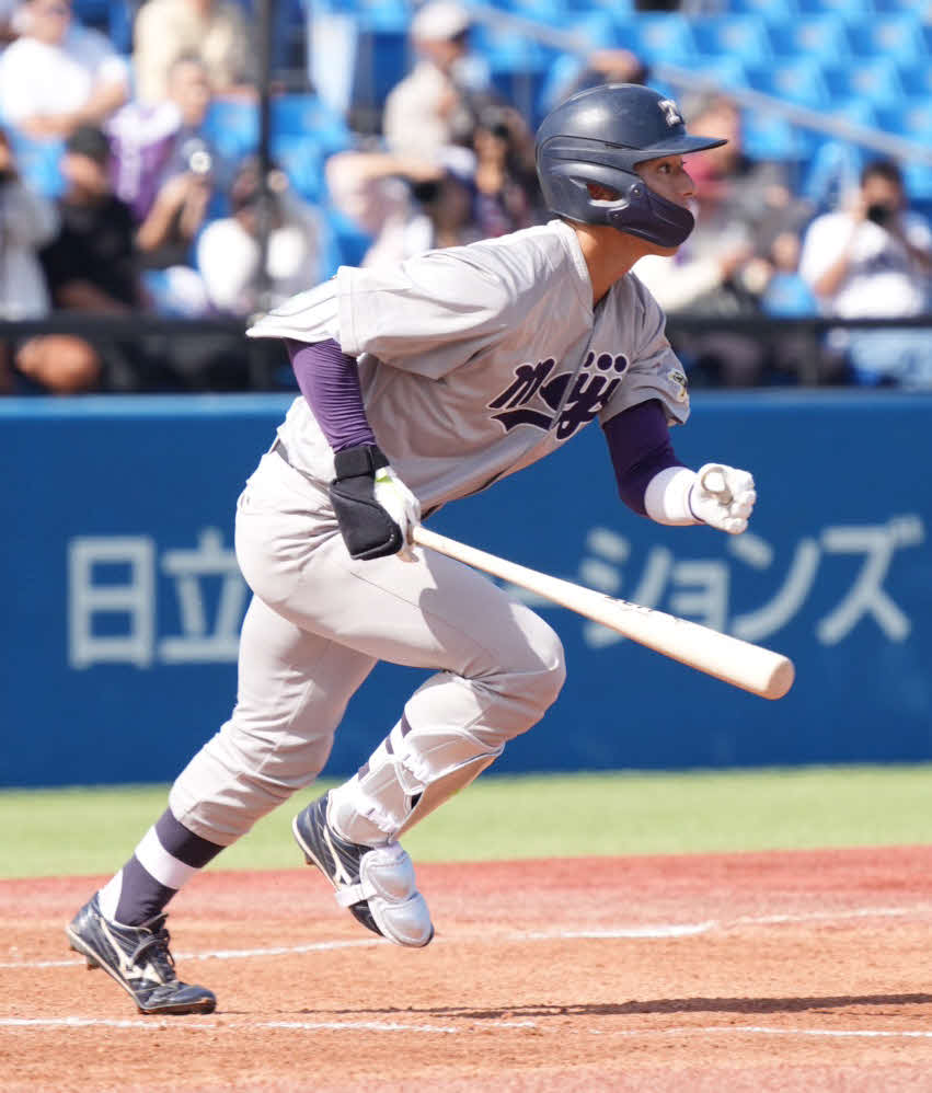 明大対立大　1回表明大2死、宗山塁は右前打を放つ（撮影・小沢裕）