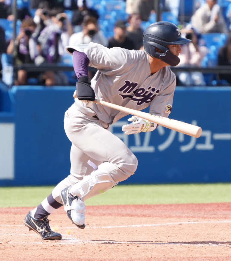 明大対立大　5回表明大1死二塁、宗山は中前適時打を放つ（撮影・小沢裕）