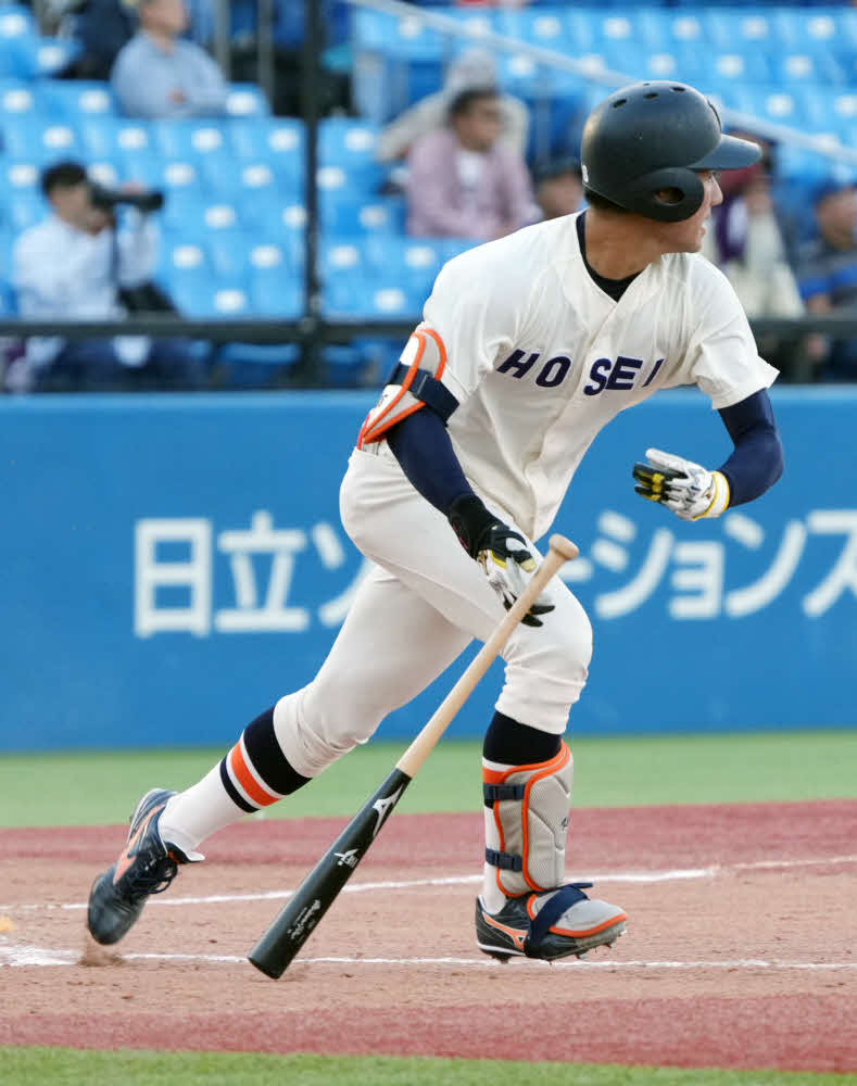 東大対法大　6回裏法大1死一、二塁、篠木は勝ち越しの左前適時打を放つ（撮影・小沢裕）