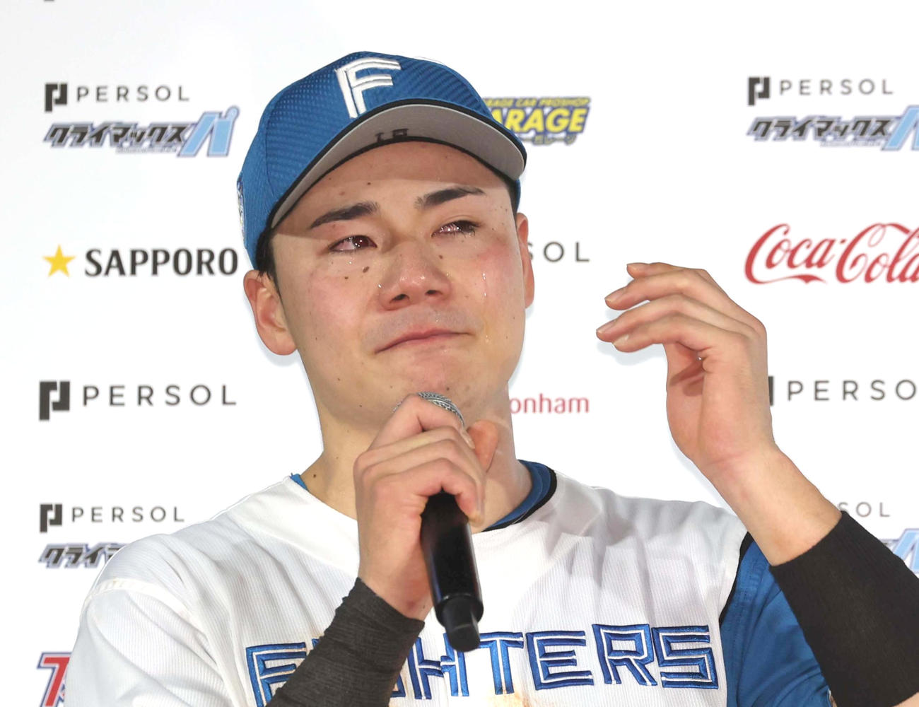 日本ハム対ロッテ　ヒーローインタビューで涙を流す清宮（撮影・黒川智章）