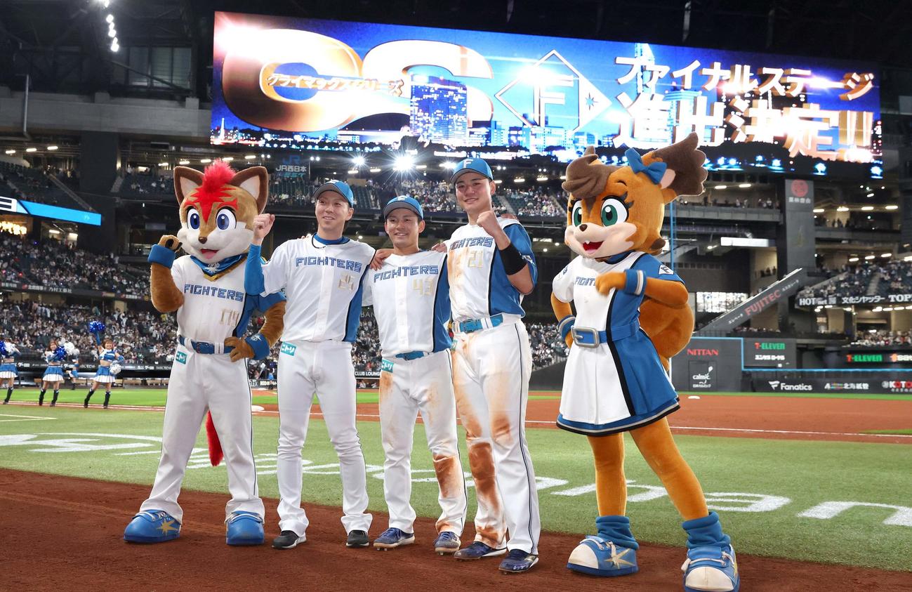 日本ハム対ロッテ　CSファイナルステージ進出を決めガッツポーズの左から宮西、水野、清宮（撮影・黒川智章）