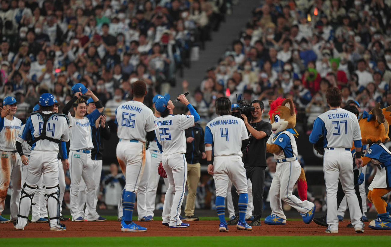 日本ハム対ロッテ　CSファイナル進出を決め、円陣を組み、勝ちどき宮西（中央）ら日本ハムの選手たち（撮影・狩俣裕三）