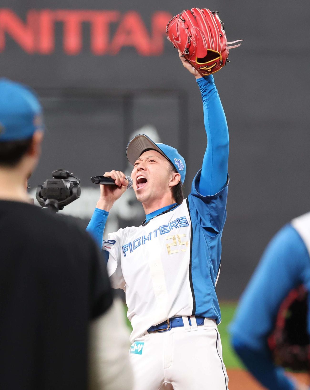 日本ハム対ロッテ　試合後、勝利の一丁締めをする宮西（撮影・黒川智章）