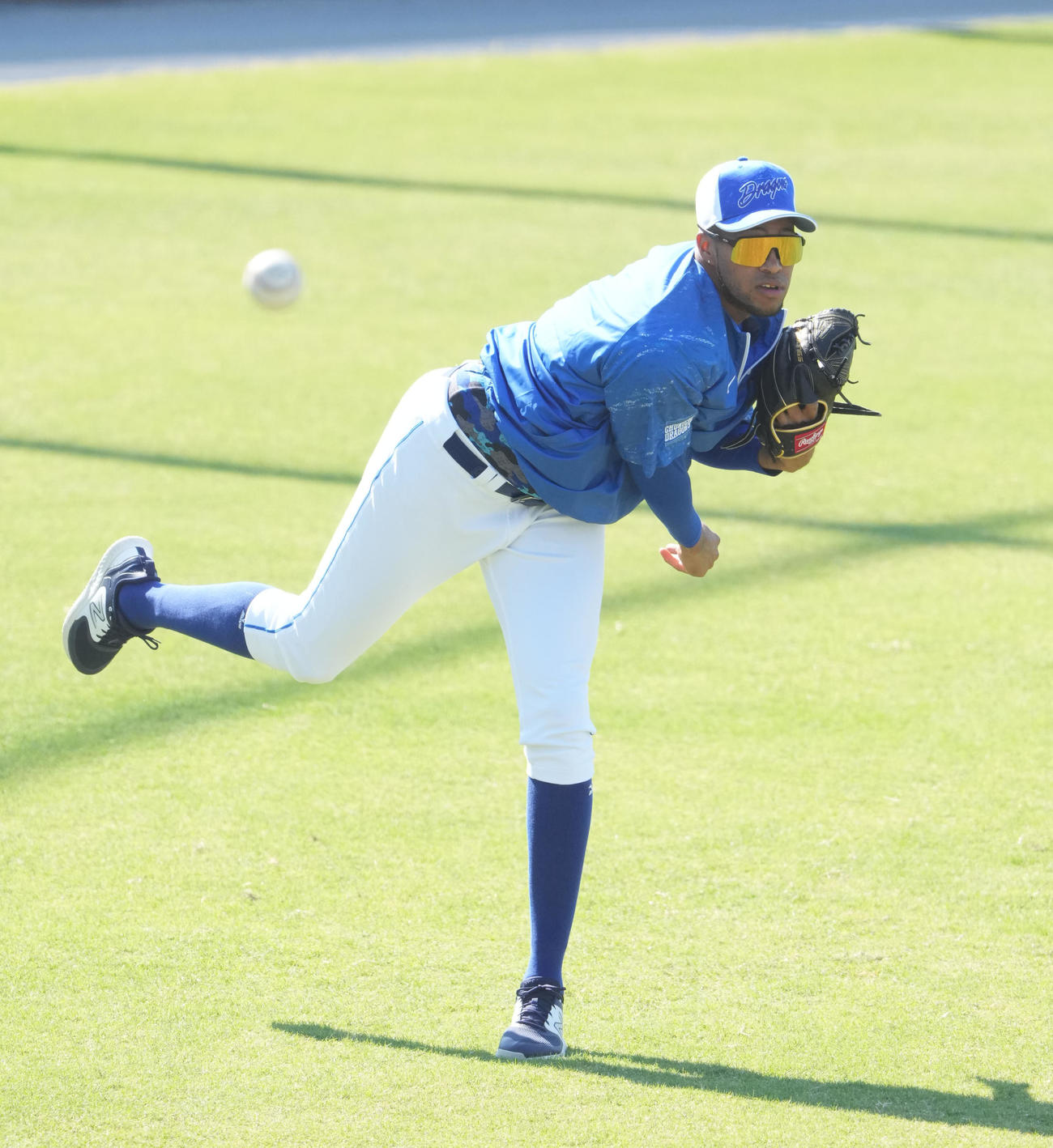 キャッチボールをするマルティネス（撮影・森本幸一）