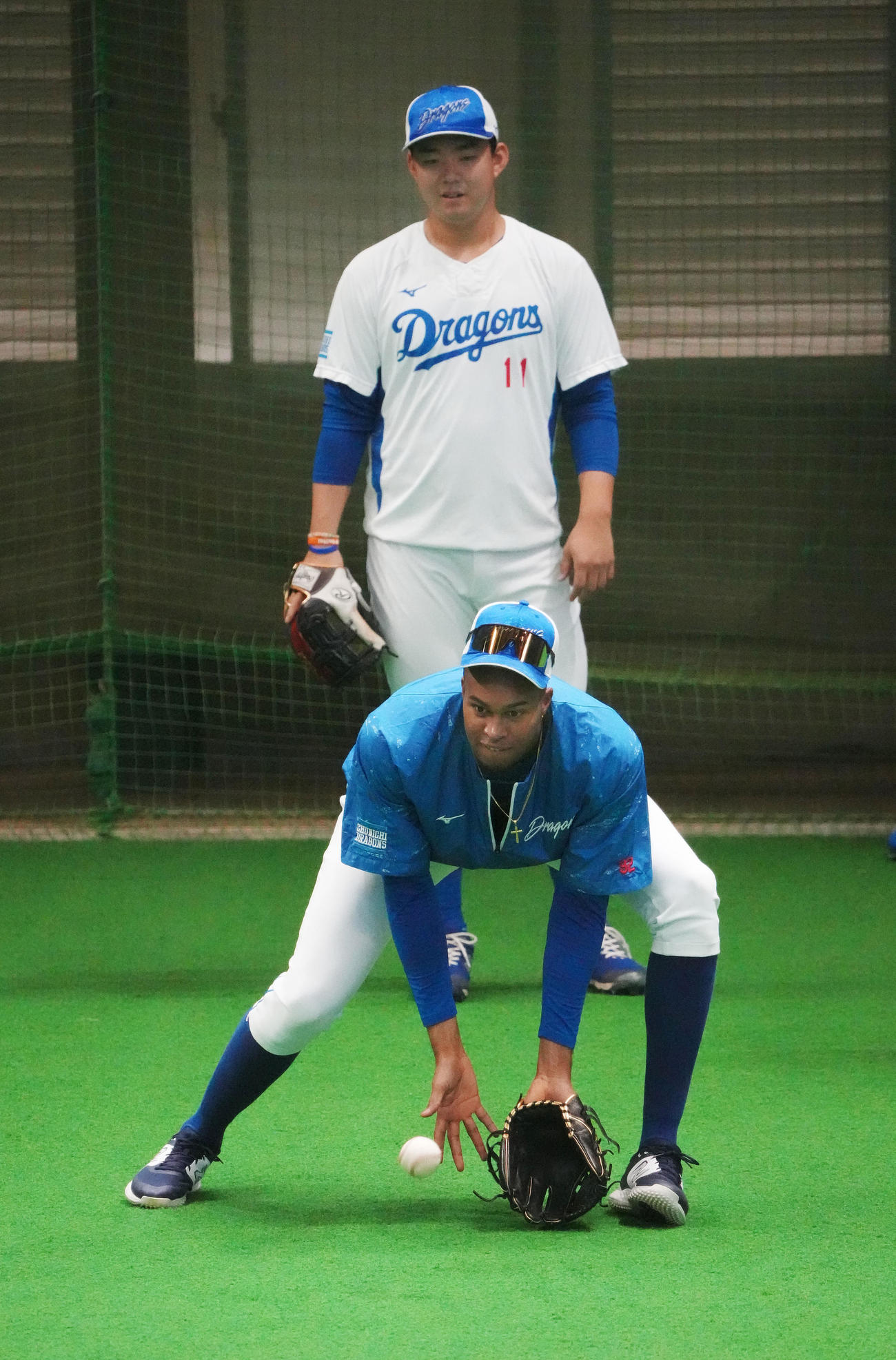 ノックを受けるマルティネス（手前）後方は小笠原（撮影・森本幸一）