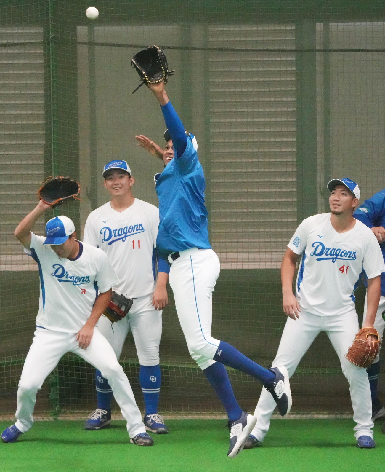 ノックを受けるマルティネス（左から3人目）（撮影・森本幸一）