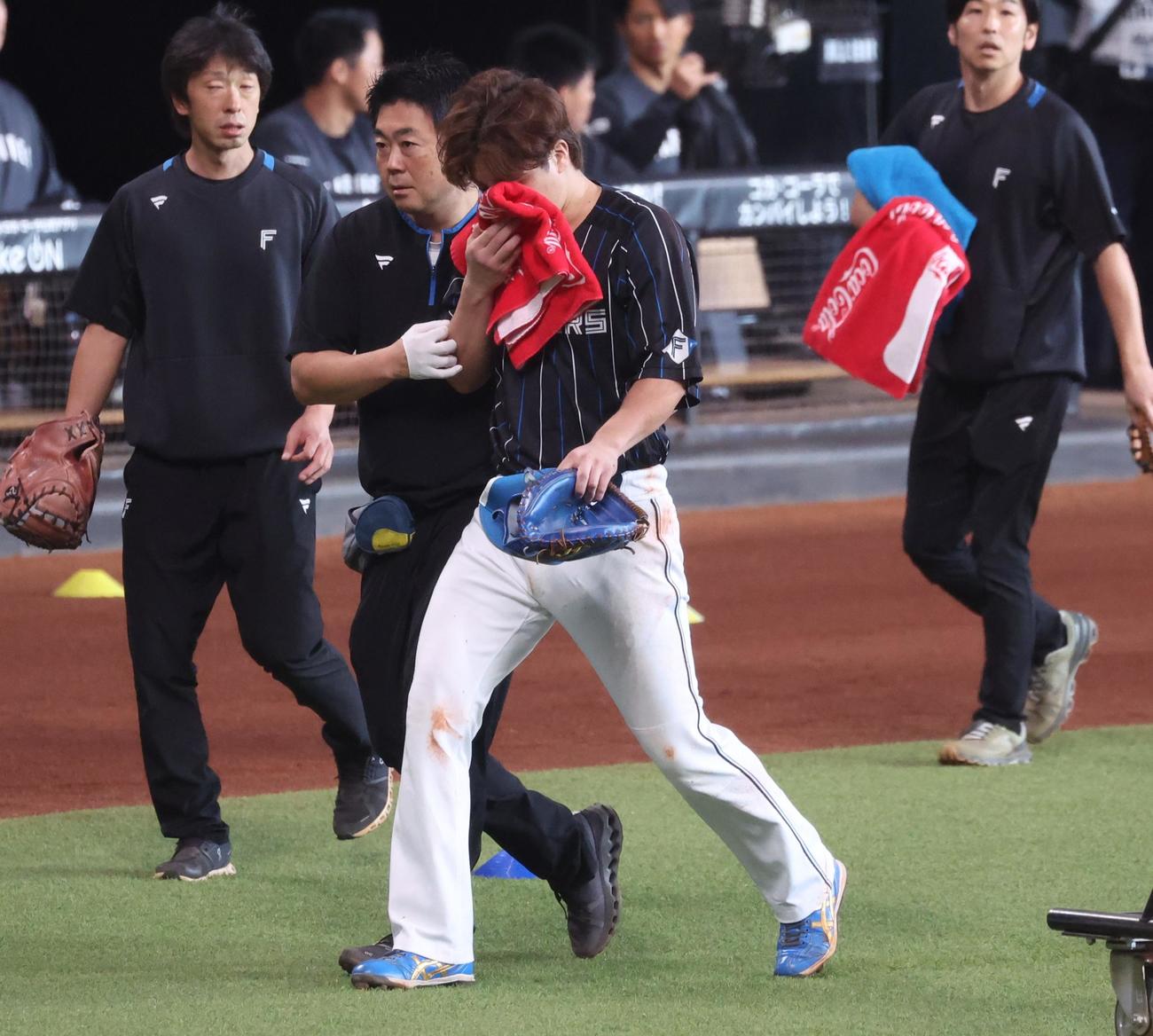 日本ハム対ロッテ　練習中、負傷し引き揚げる伏見（撮影・黒川智章）