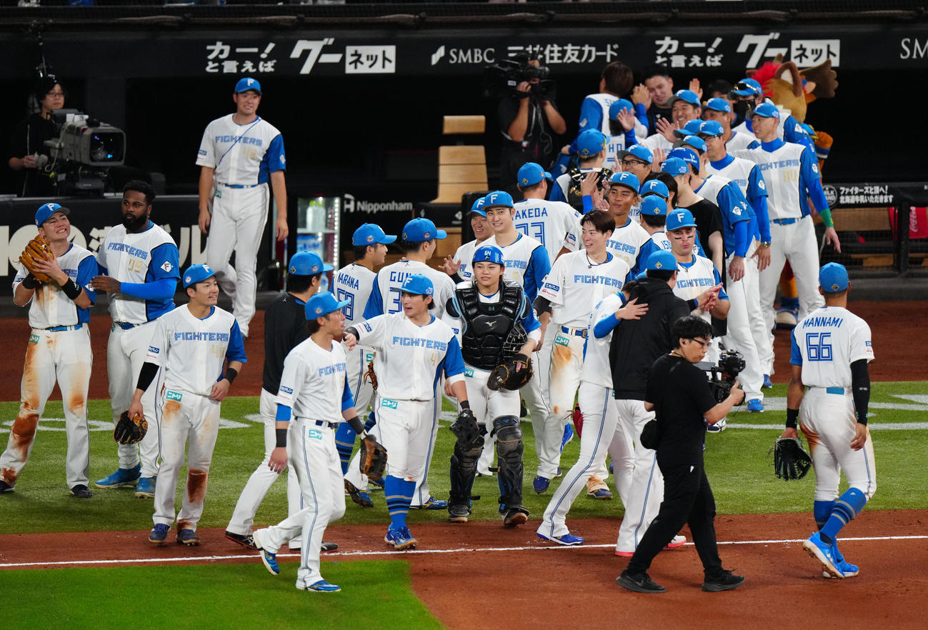 日本ハム対ロッテ　試合後、勝利を喜ぶ日本ハムの選手たち（撮影・江口和貴）