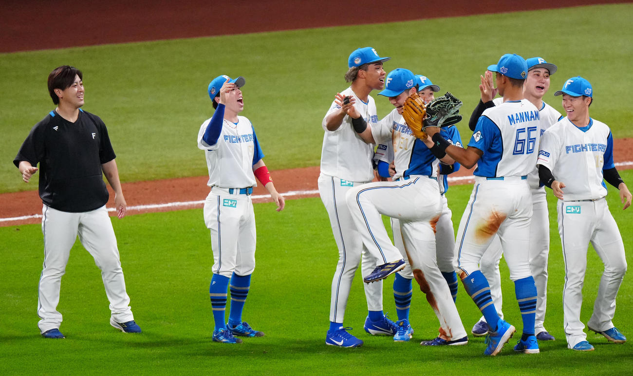 日本ハム対ロッテ　ロッテに勝利し歓喜する清宮（中央）ら日本ハムの選手たち（撮影・江口和貴）