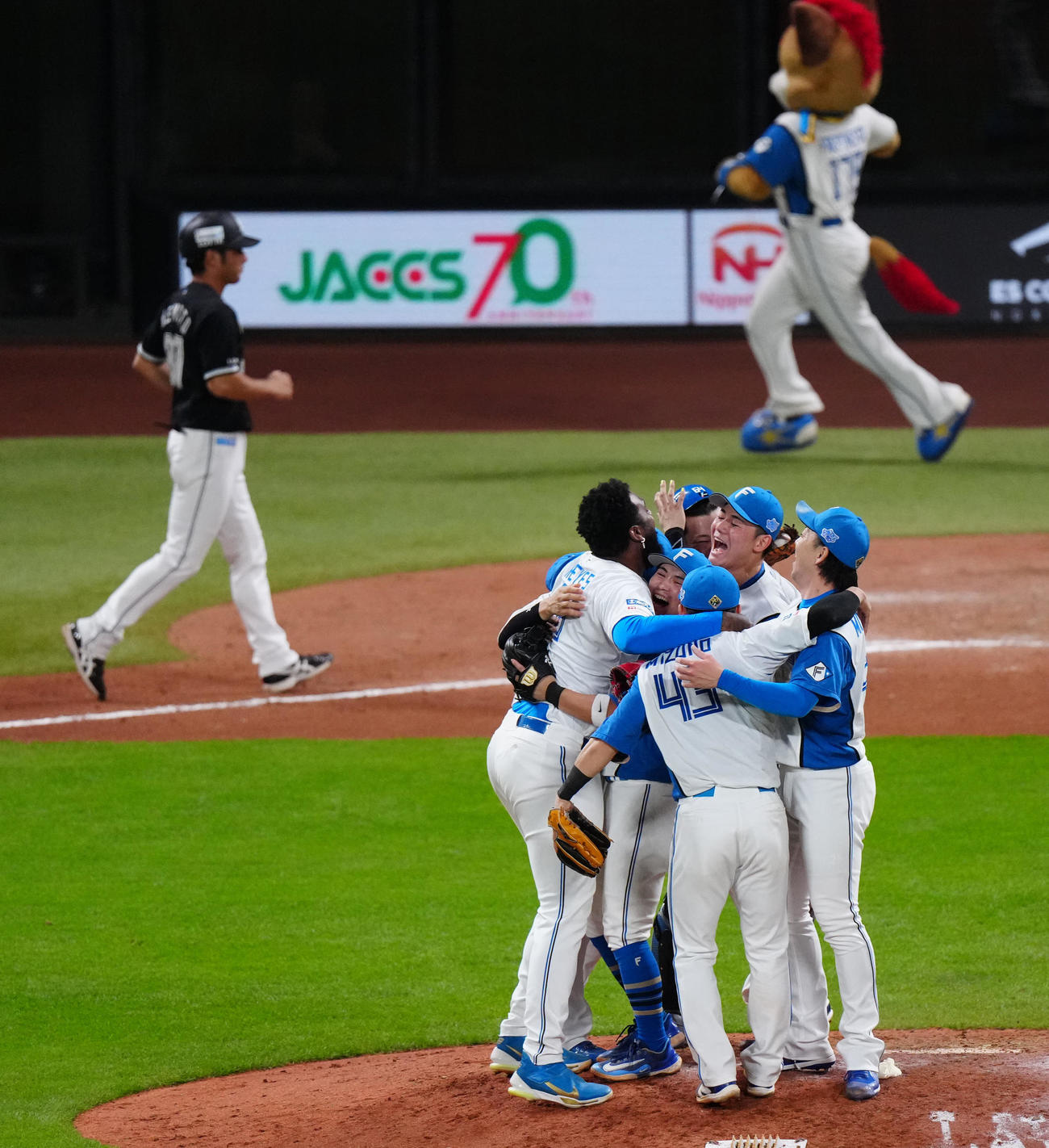 日本ハム対ロッテ　ロッテに勝利し歓喜する清宮（中央右）ら日本ハムの選手たち（撮影・江口和貴）