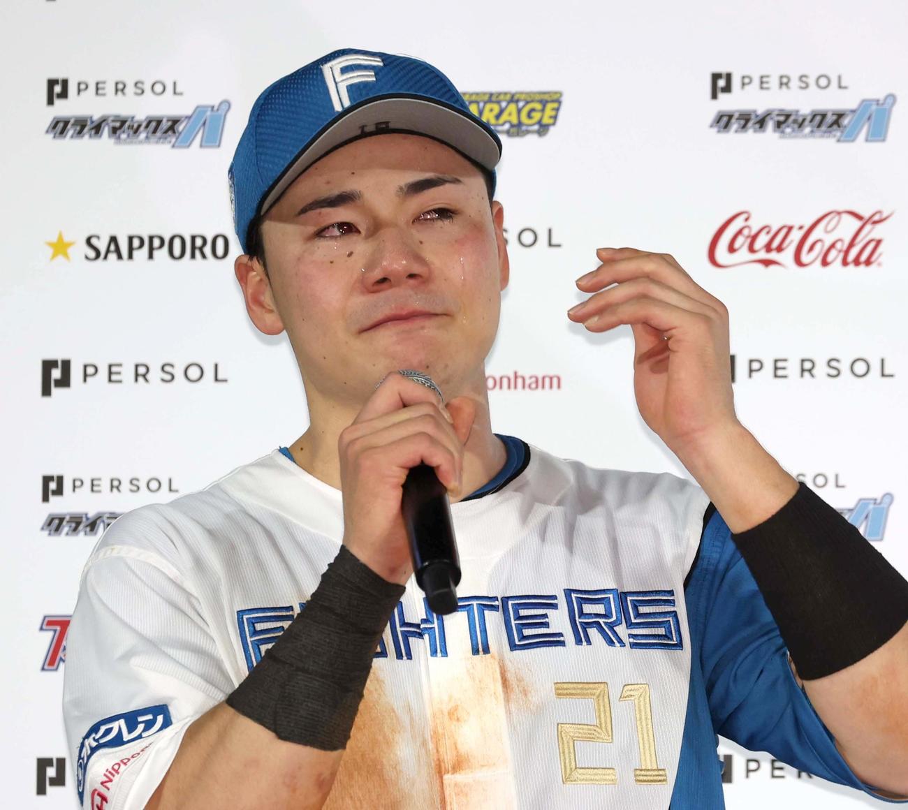 日本ハム対ロッテ　ヒーローインタビューで涙を流す清宮（撮影・黒川智章）