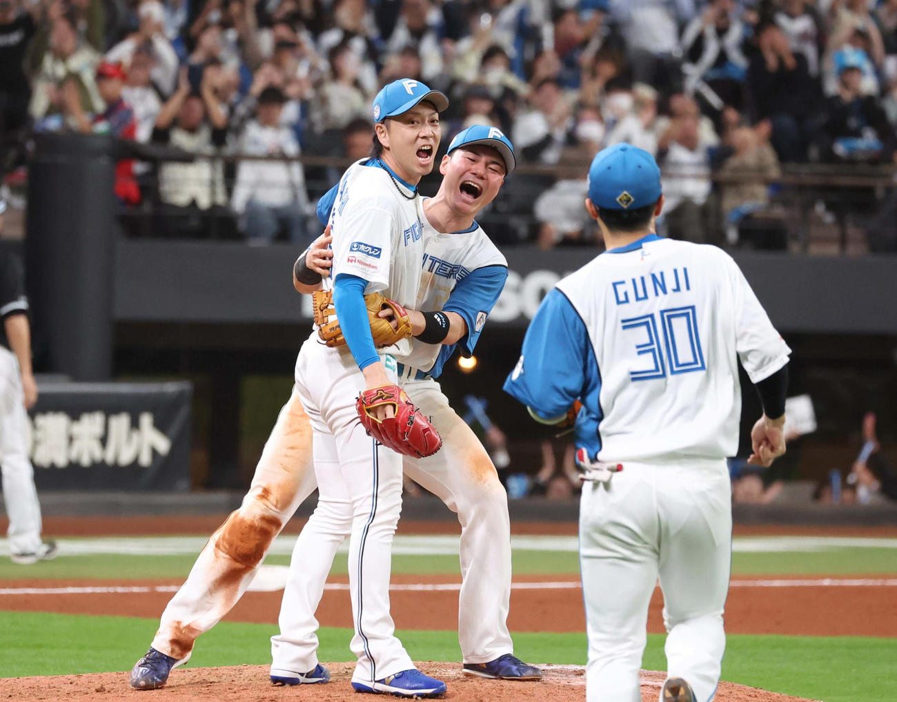日本ハム対ロッテ　CSセカンドステージ進出を決め抱き合う宮西（左）と清宮（撮影・黒川智章）