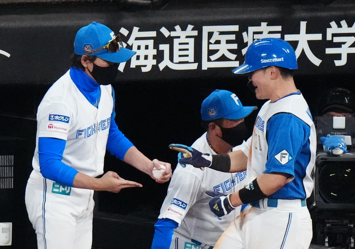 日本ハム対ロッテ　8回裏日本ハム2死三塁、万波の適時打で生還した清宮（右）とタッチを交わす新庄監督（撮影・江口和貴）