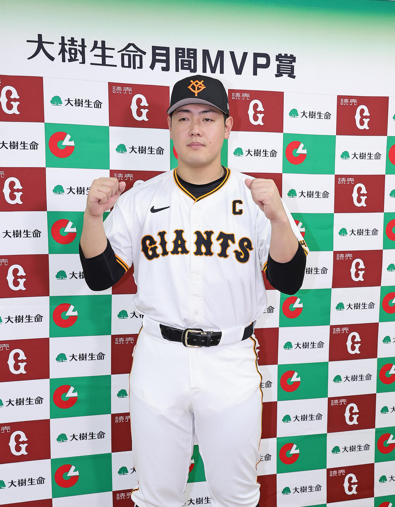 9月、10月の大樹生命月間MVPを受賞した巨人岡本和（撮影・足立雅史）
