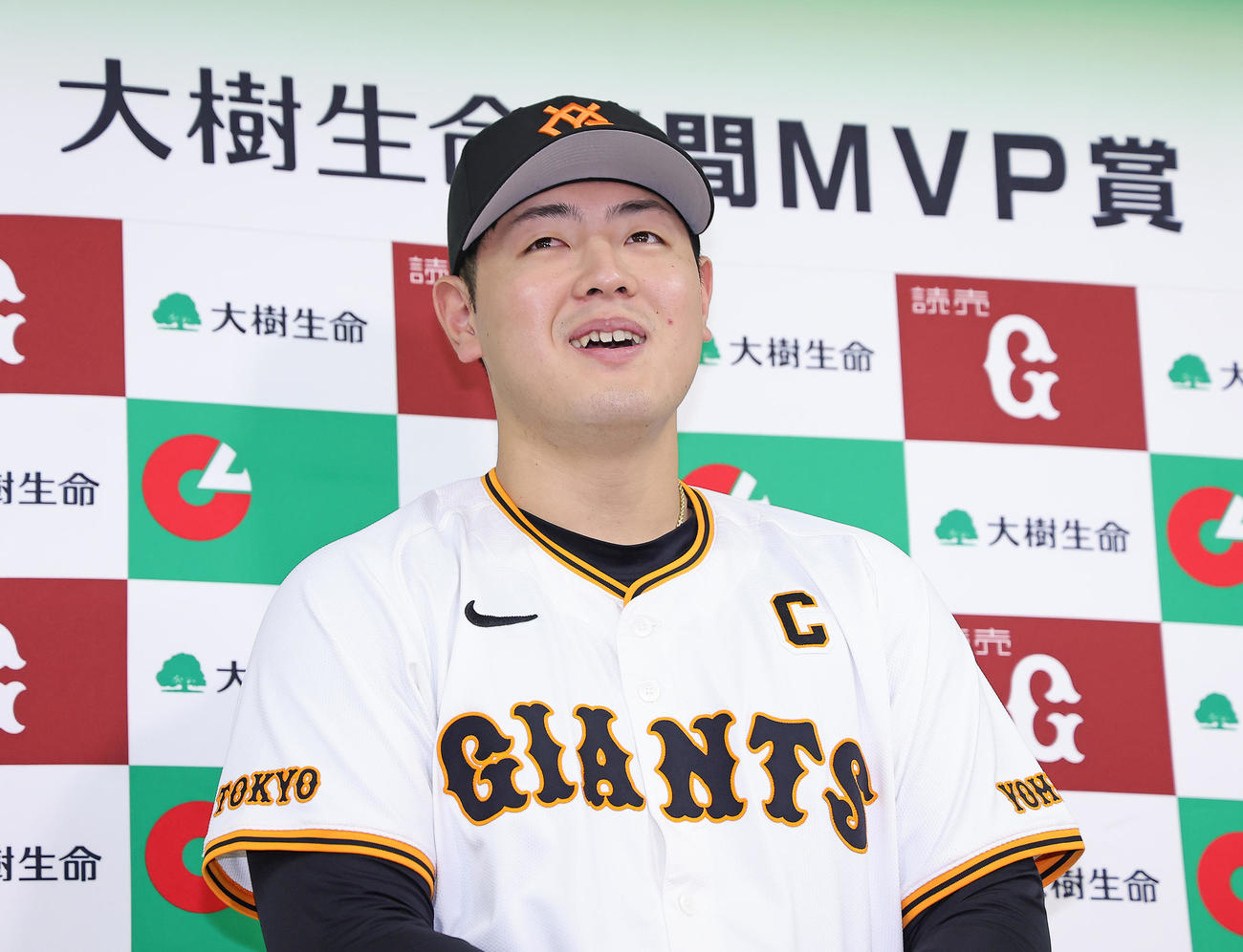 9月、10月の大樹生命月間MVPを受賞し、笑顔を見せる巨人岡本和（撮影・足立雅史）