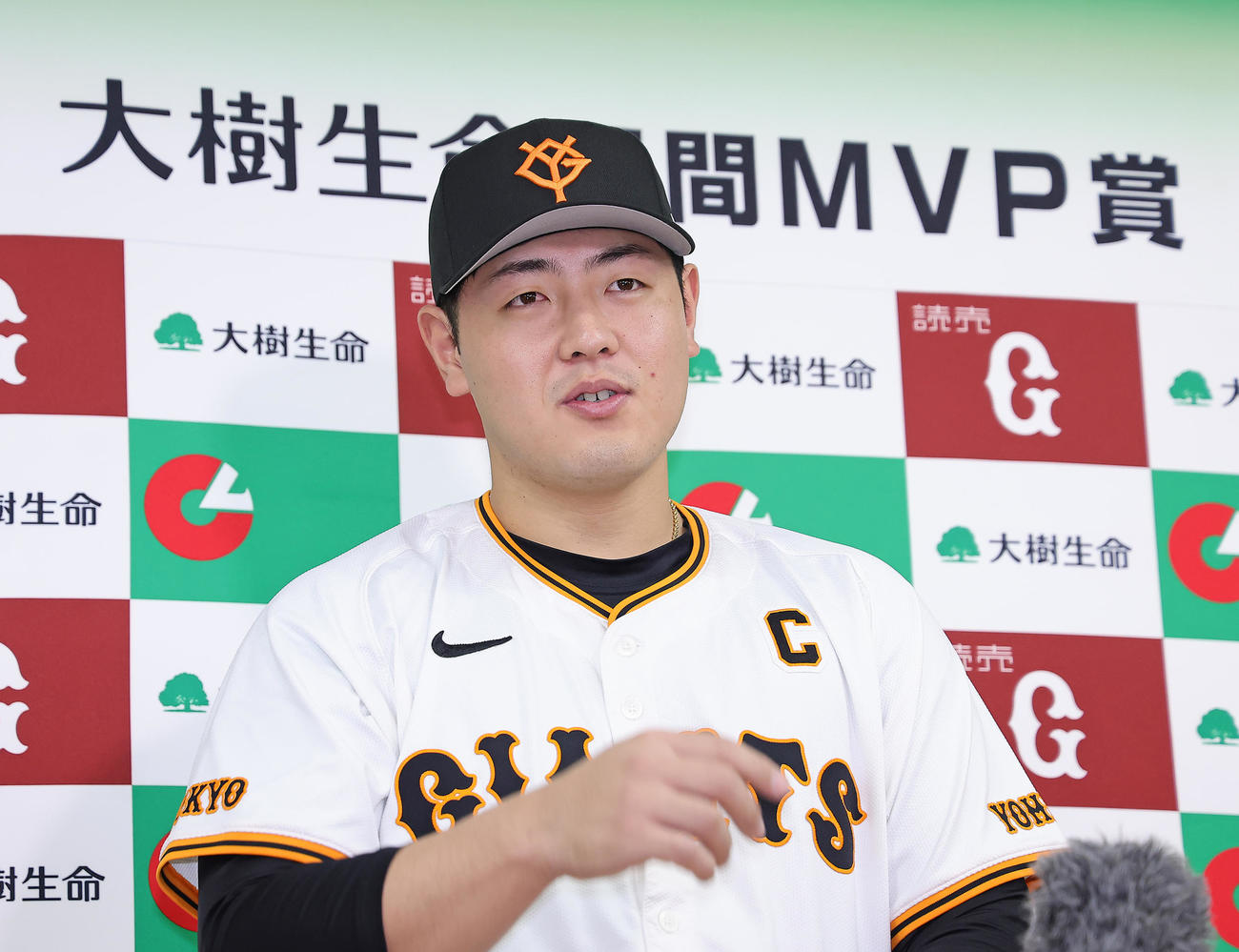 9月、10月の大樹生命月間MVPを受賞し、喜びを語る巨人岡本和（撮影・足立雅史）
