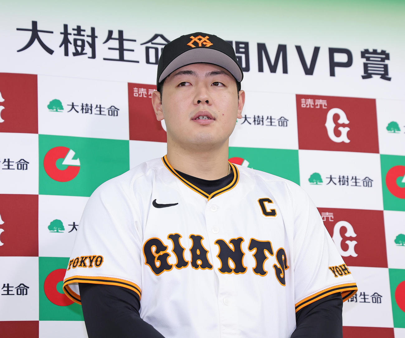 9月、10月の大樹生命月間MVPを受賞し、喜びを語る巨人岡本和（撮影・足立雅史）