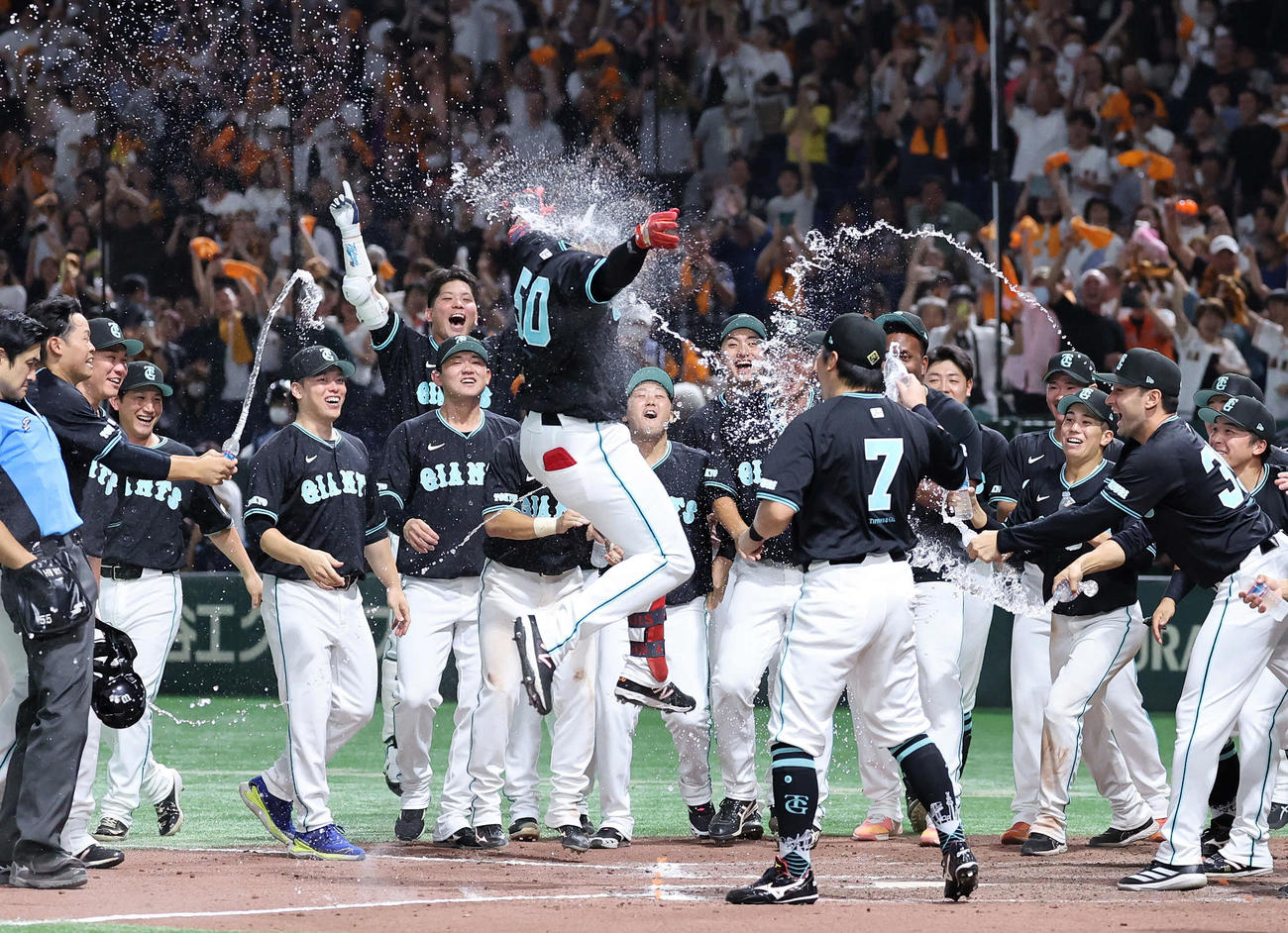 9月7日DeNA戦の12回裏2死、オコエのサヨナラ左中間ソロ本塁打を祝福する選手たち