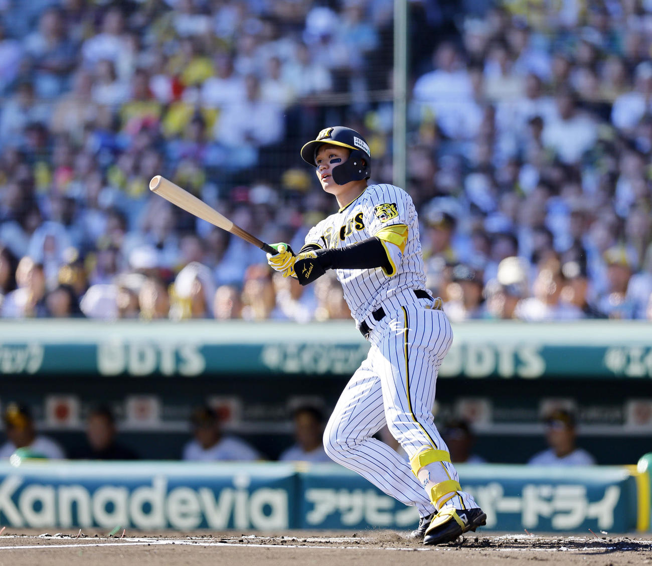 阪神対DeNA 1回裏阪神2死、森下は左越えに先制本塁打を放つ（2024年10月13日撮影）
